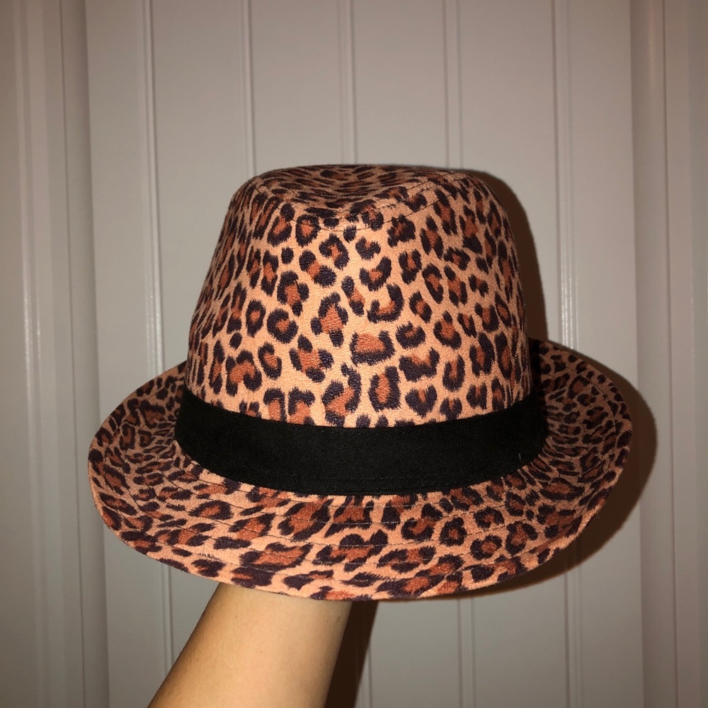 Miley Cyrus cheetah print hat